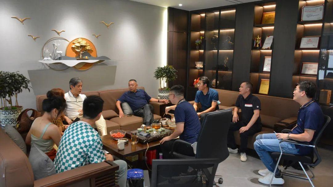 微水泥新品广受关注，吸引中国建筑卫生陶瓷协会宫秘书长前来参观考察！